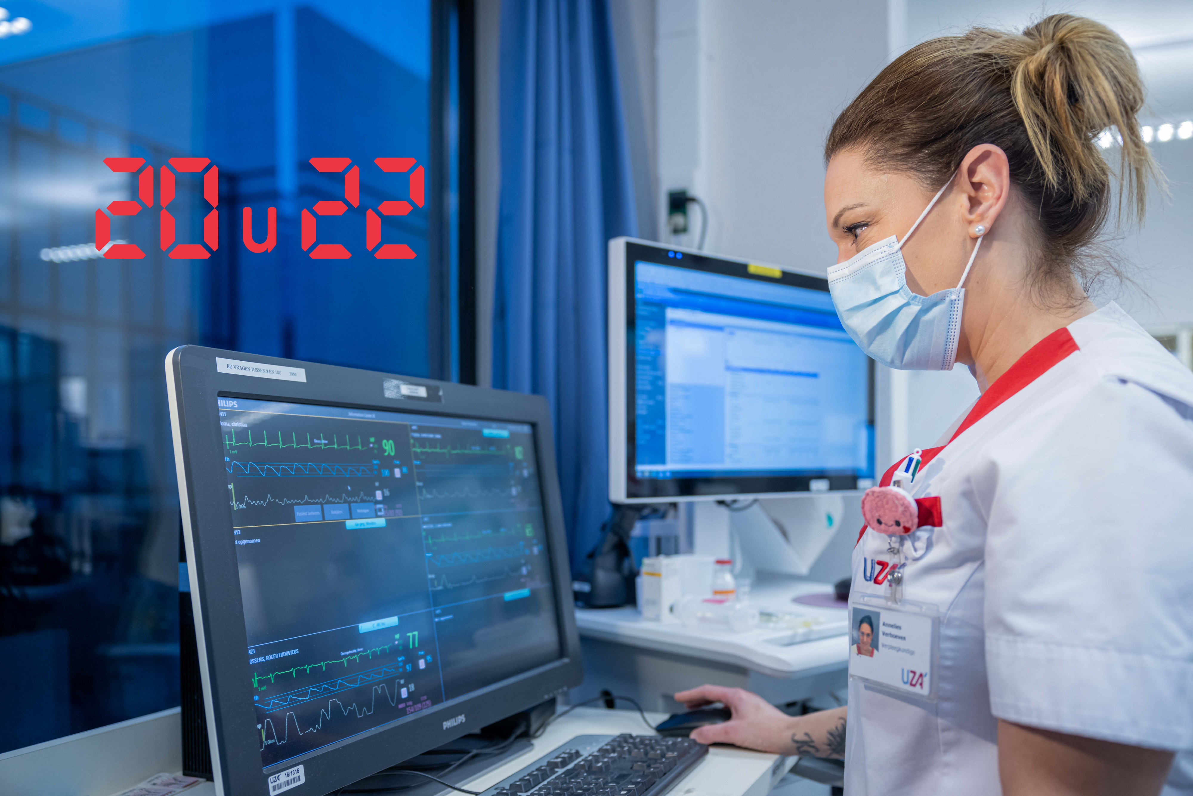 Verpleegkundige checkt parameters op computerscherm