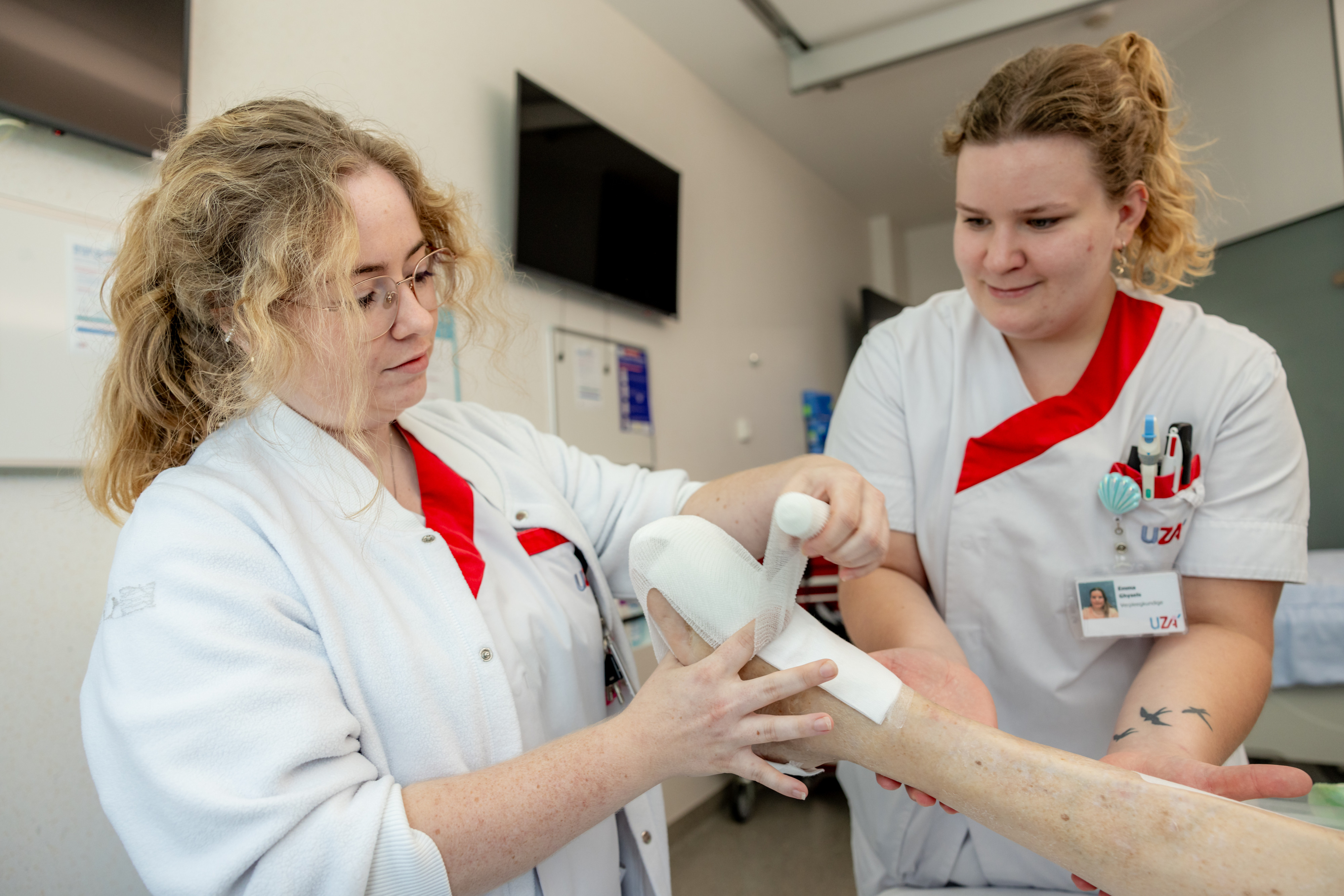 Verpleegkundigen Jadzia en Emma verzorgen voetwonde op de verpleegafdeling diabetologie, endocrinologie en nefrologie