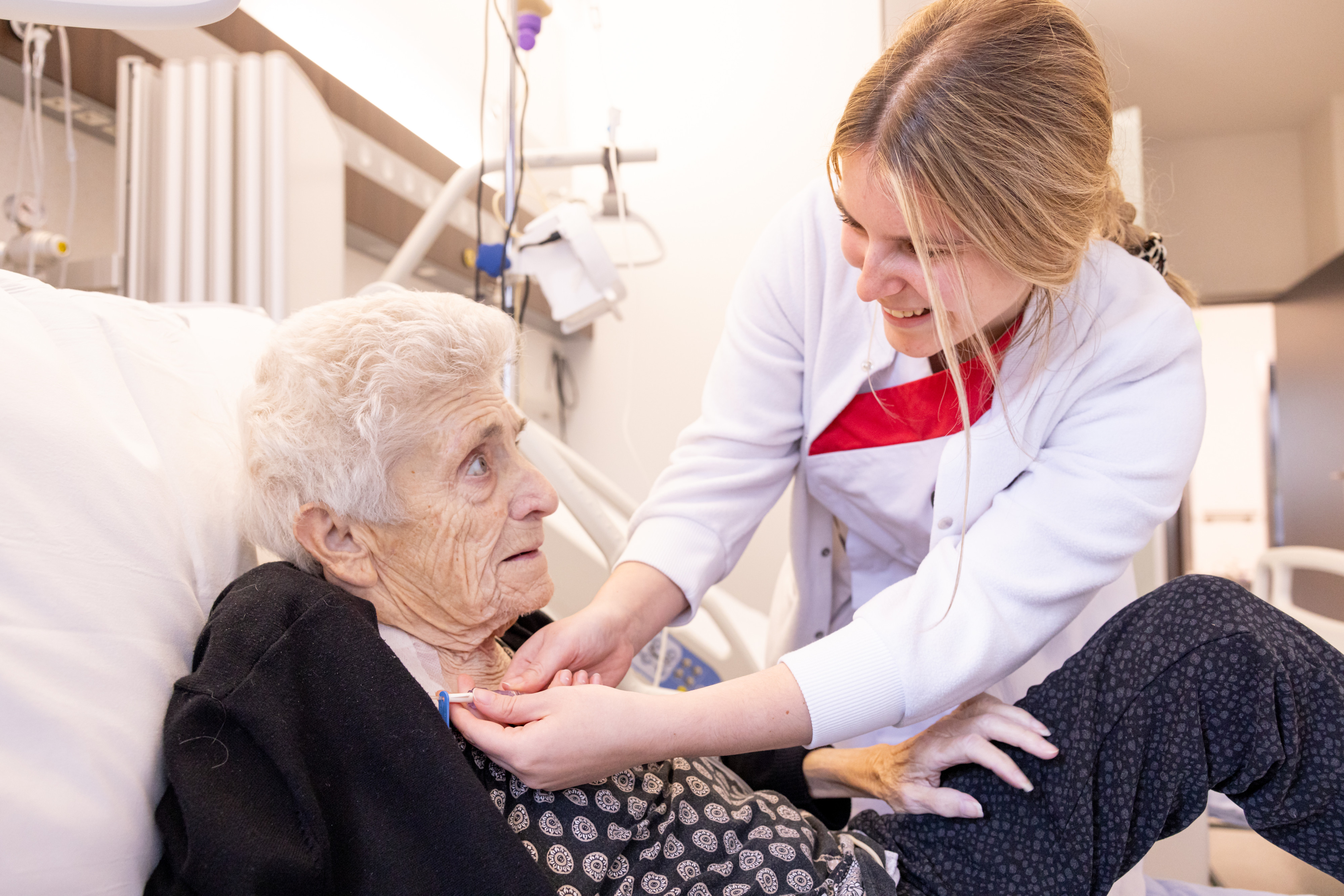 Verpleegkundige Lisse verzorgt een patiënt op de verpleegafdeling geriatrie