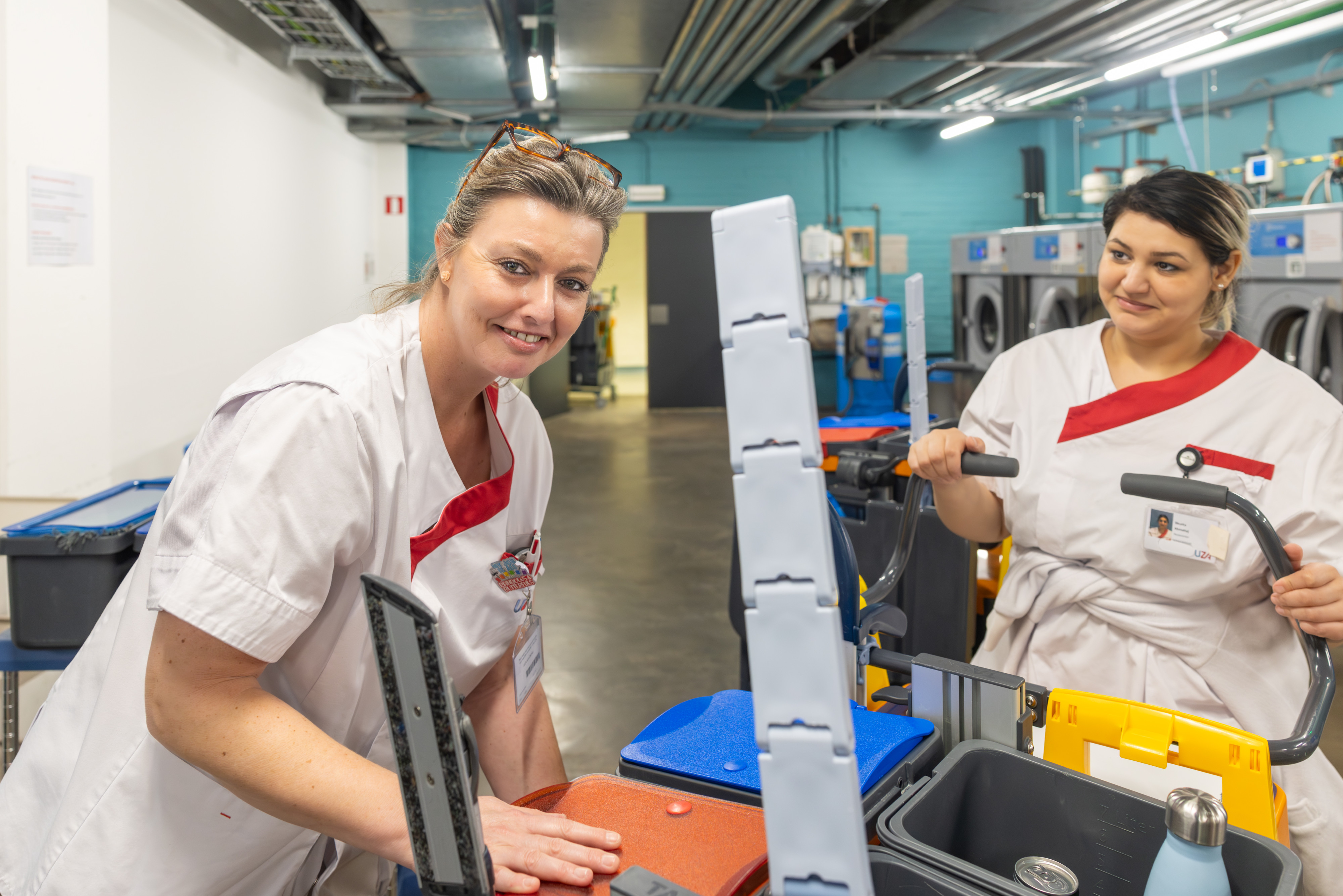 Teamleider Pascale met een schoonmaker
