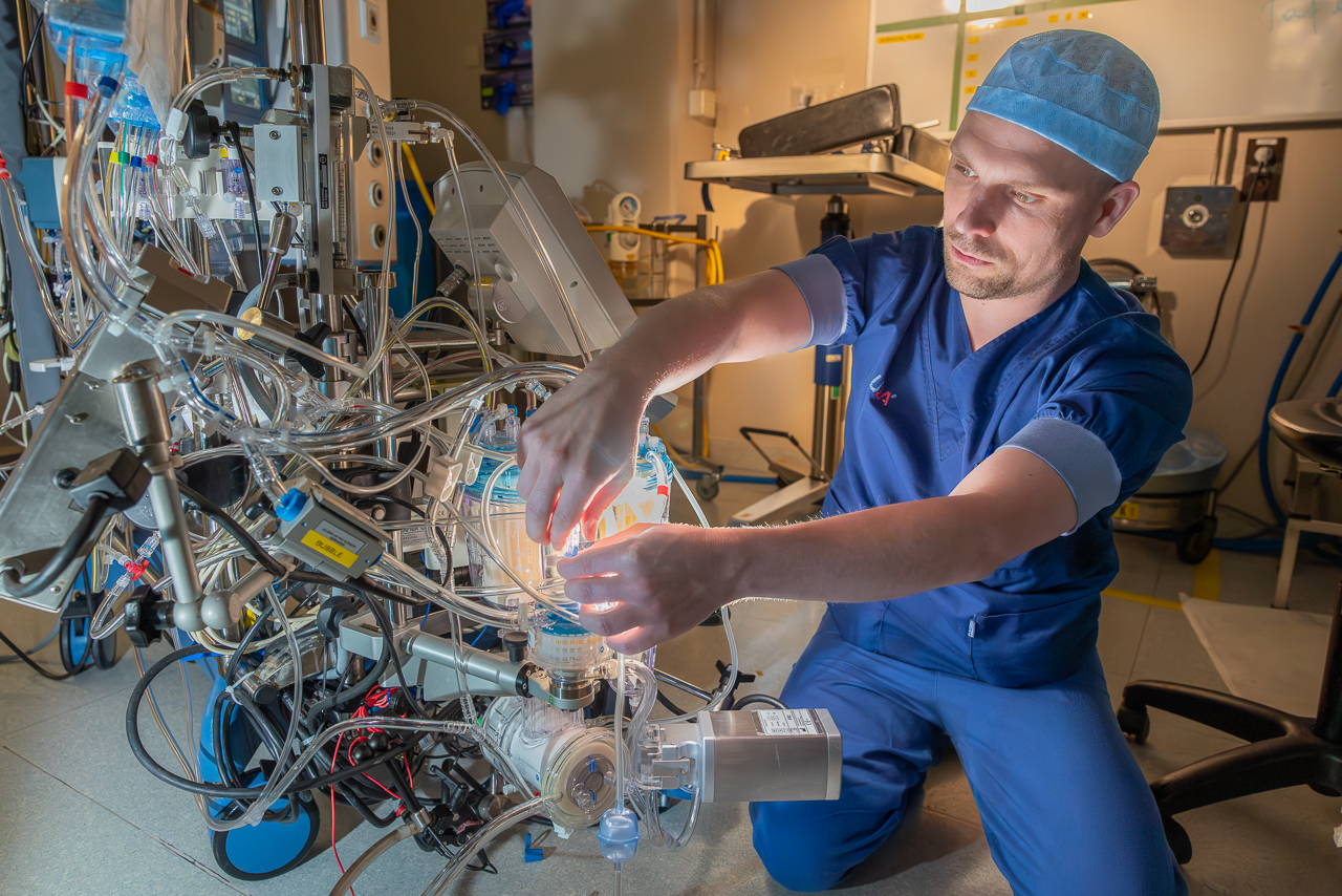 Perfusionist aan het werk aan het perfusietoestel