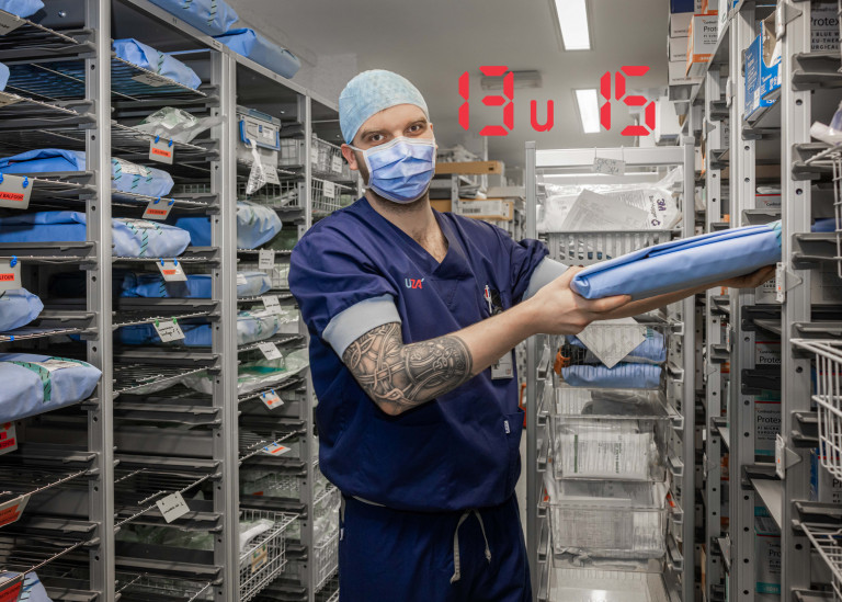Medewerker logistiek verzamelt instrumenten voor operatie