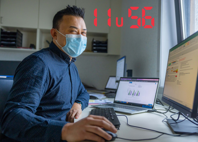 Research medewerker bekijkt resultaten op pc