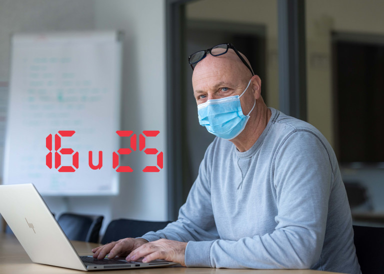 ICT medewerker zit achter laptop