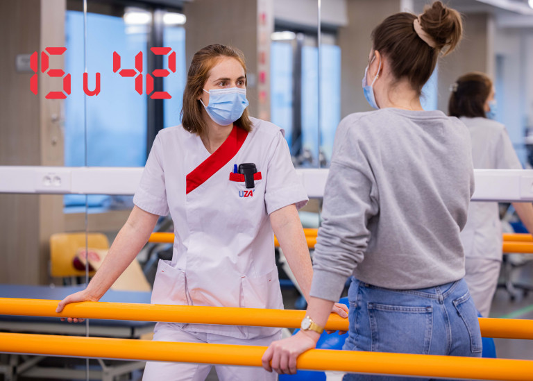 Kinesitherapeut leert patiënt terug stappen