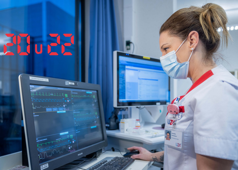 Verpleegkundige checkt parameters op computerscherm