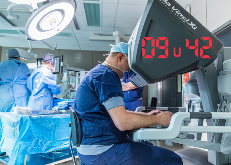 Arts werkt met een toeestel van robotchirurgie