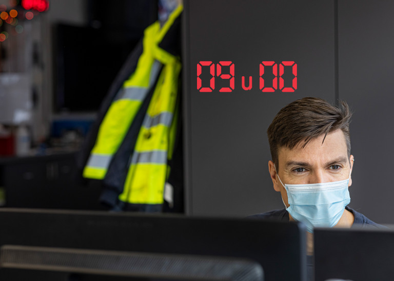 technieker Kobe die ziekenhuis checkt op alarmen