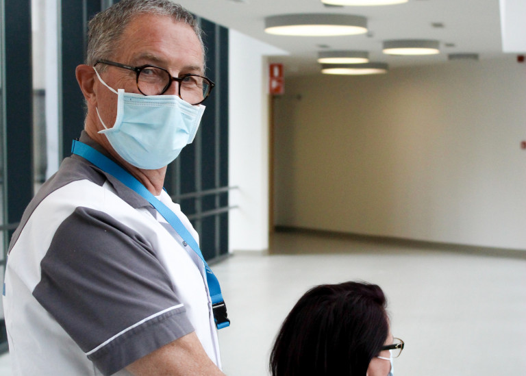 vrijwilligers luc brengt patiënt naar de kamer