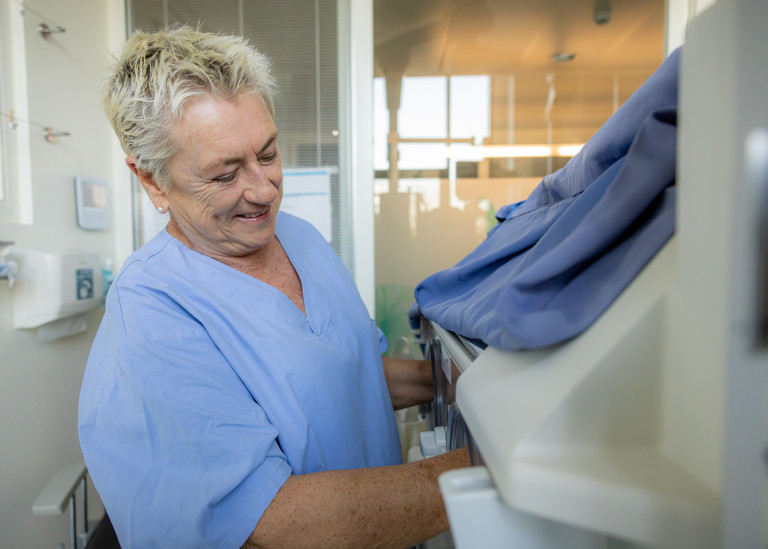 Vrijwilliger Jo verzorgt een premature baby op neonatologie