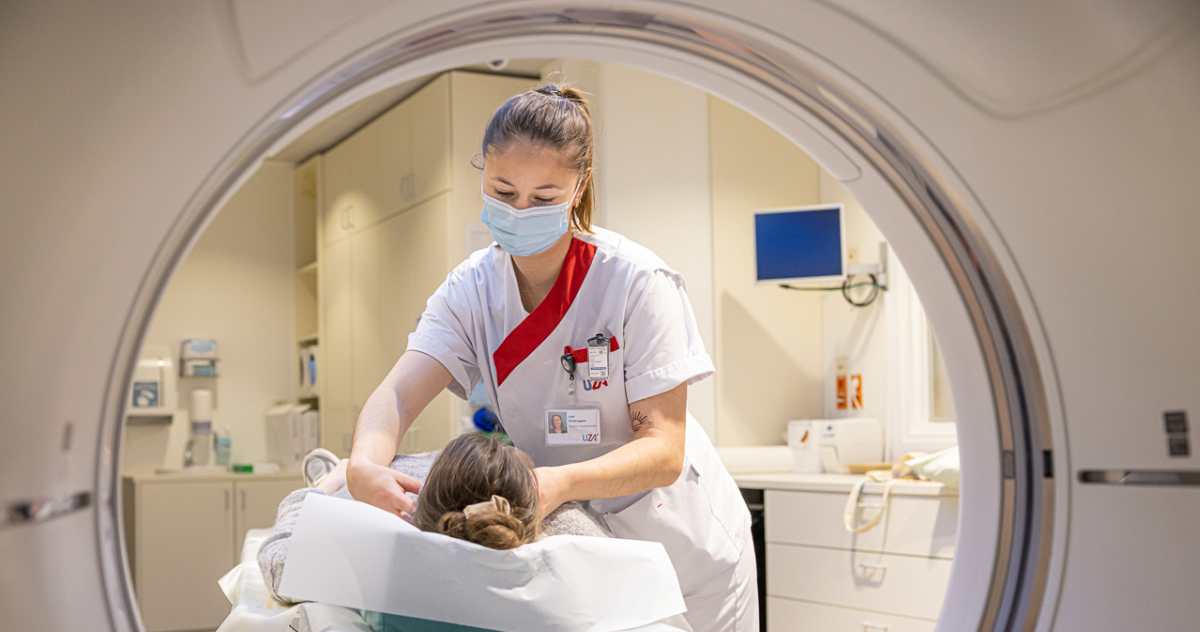 Medisch beeldvormer Loni positioneert een patient 