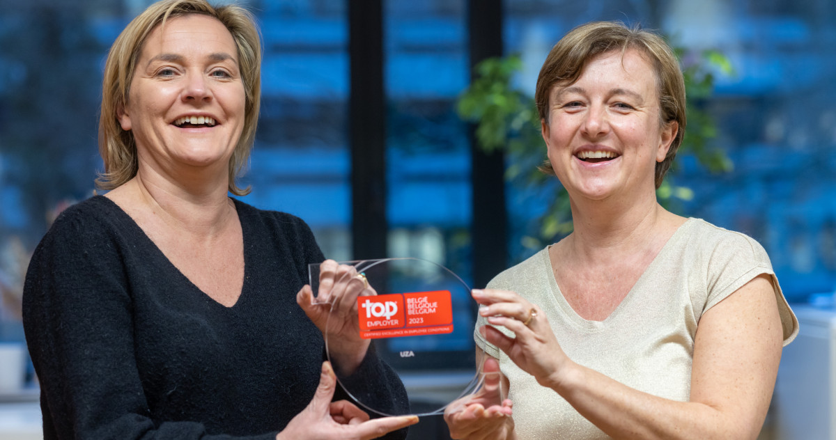 Katleen en Kathleen met de Top Employer award