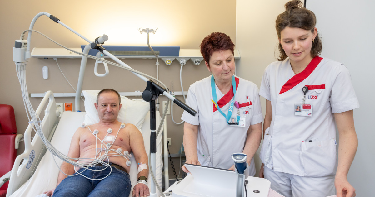 Verpleegkundige Anne en Rianne monitoren het hart van een patiënt