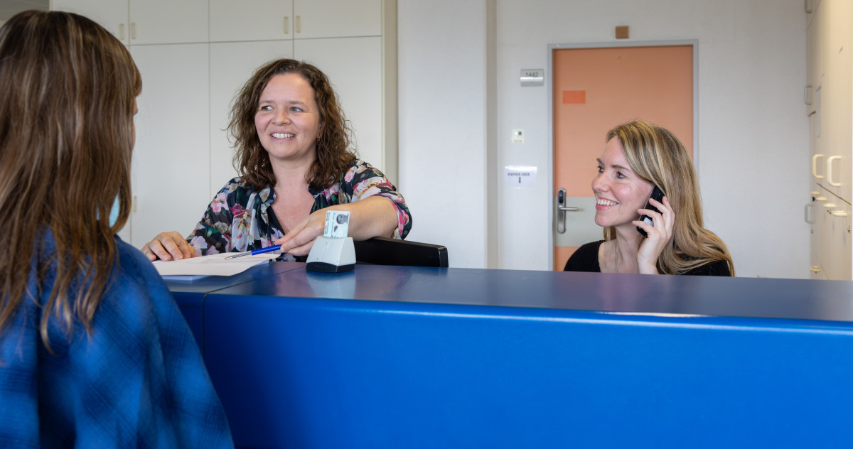 Administratief medewerkers Vicky en Veerle aan de balie van NKO