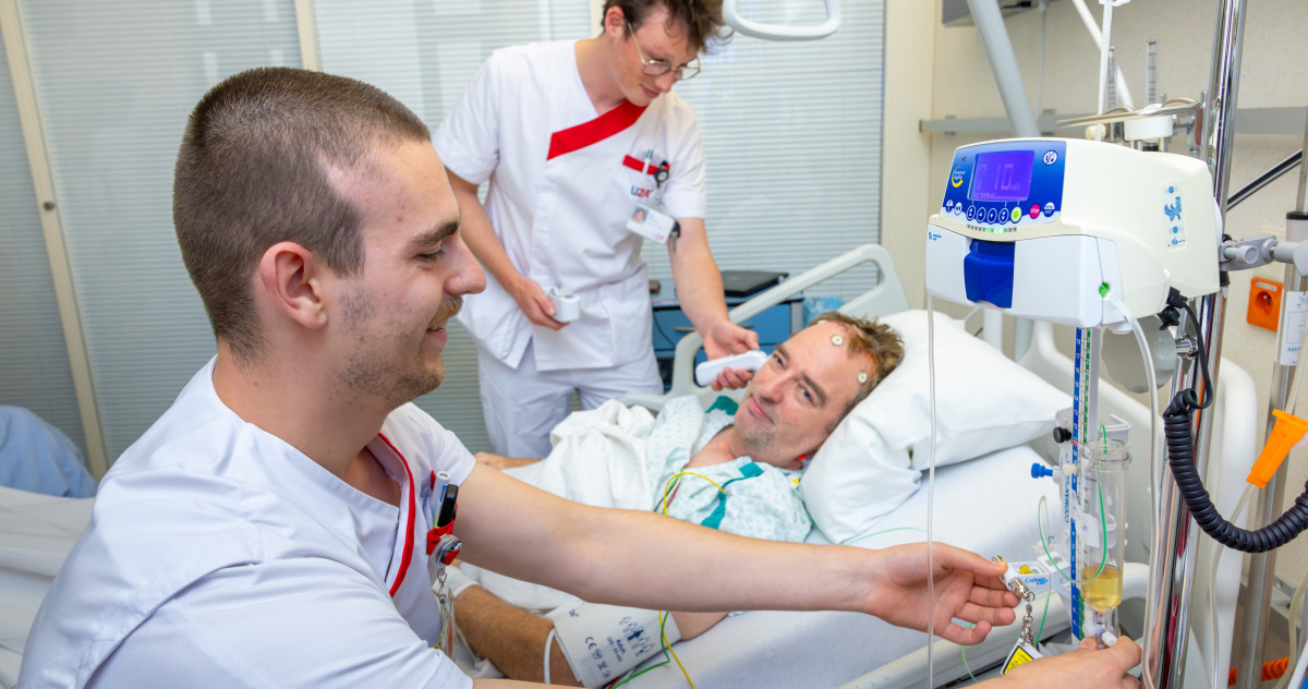 Bert en Thibo bij een patiënt op de afdeling neurochirurgie