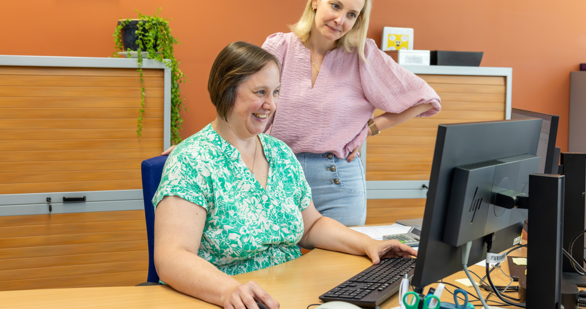 Medewerkers van de dienst aankoop aan de computer