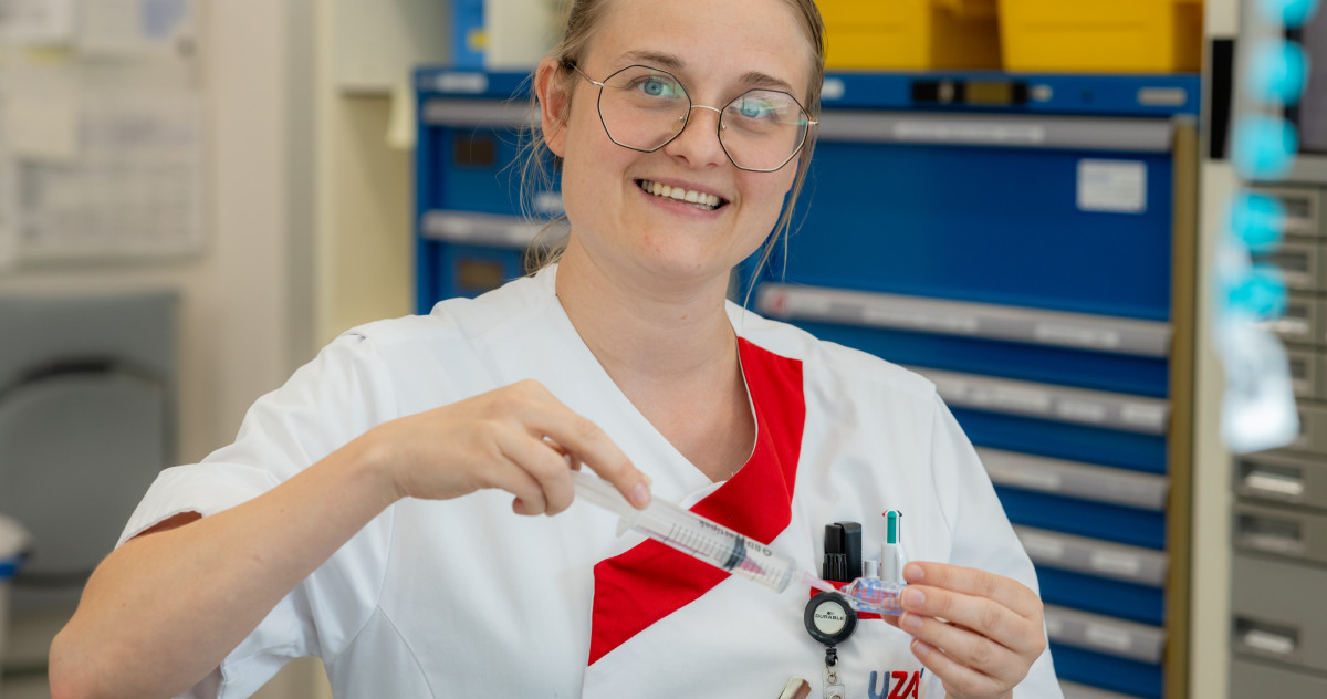 Verpleegkundige Daphne van de mobiele equipe trekt een spuit op.