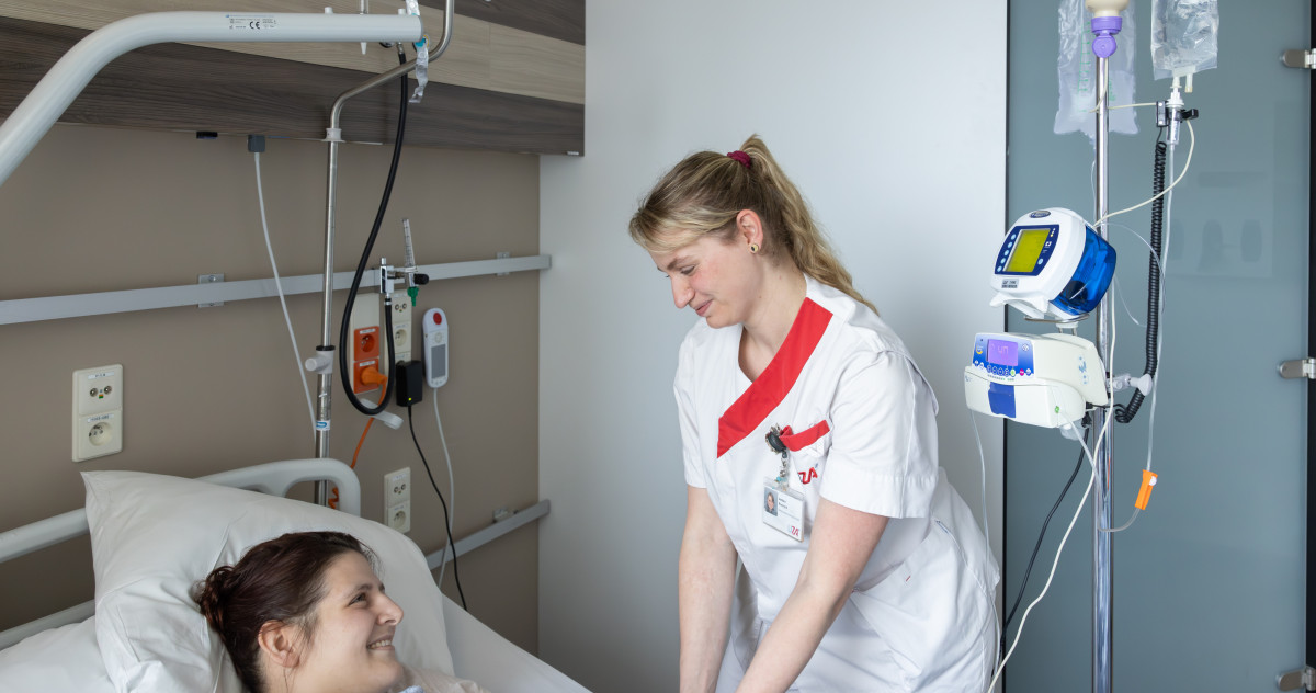 Verpleegkundige Ambre bij een patiënt op verpleegafdeling hepatologie en gastro-enterologie