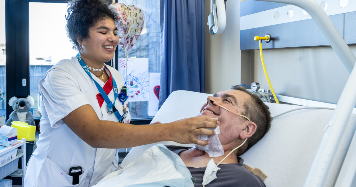 Verpleegkundige verzorgt de tracheostoma bij een patiënt op de verpleegafdeling orthopedie en traumatologie