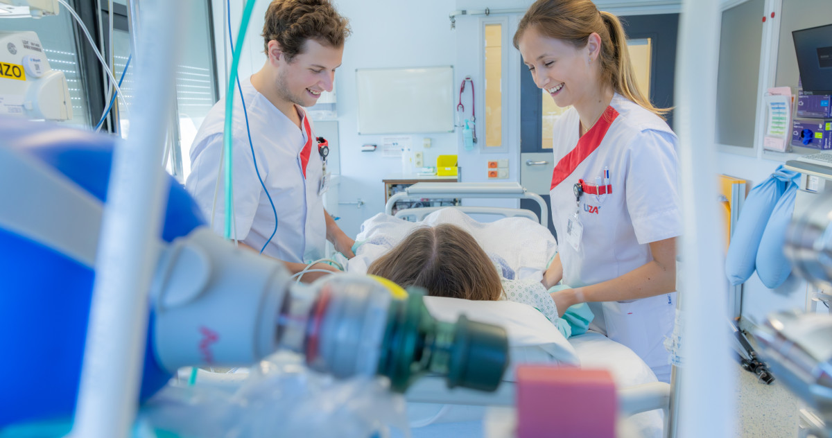 Rémi en Katrijn verzorgen een patiënt op intensieve zorgen