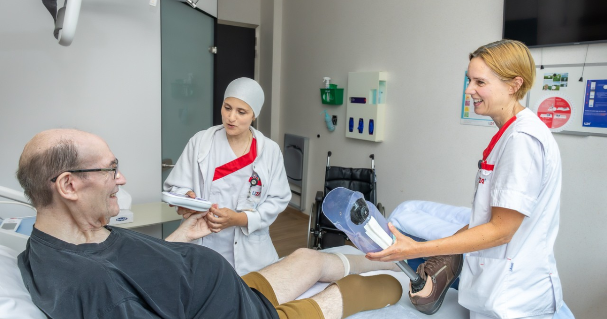 Verpleegkundigen Melika en Wendy met een patiënt met prothese