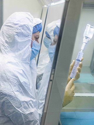 Apotheker meet een bereiding af in een cleanroom