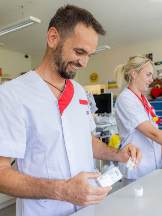 Verpleegkundige Dumitru legt medicatie klaar