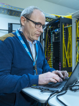 ICT medewerker Marc lost een software probleem op