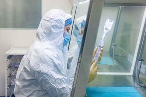 Apotheker bereidt chemotherapie in cleanroom