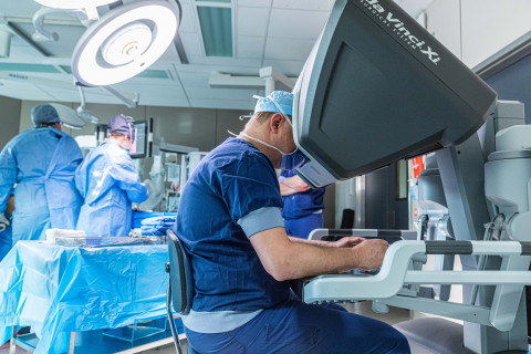 Chirurg opereert met robot